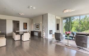 Artistic and Spacious Estate Home on River Park in Calgary Center - Calgary, Canada