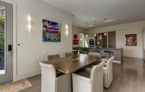 Artistic and Spacious Estate Home on River Park in Calgary Center - Calgary, Canada