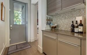 Artistic and Spacious Estate Home on River Park in Calgary Center - Calgary, Canada