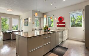 Artistic and Spacious Estate Home on River Park in Calgary Center - Calgary, Canada