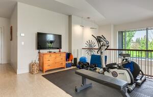 Artistic and Spacious Estate Home on River Park in Calgary Center - Calgary, Canada