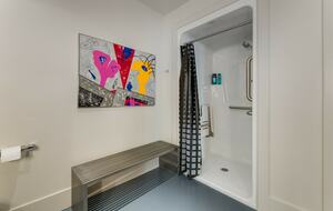 Artistic and Spacious Estate Home on River Park in Calgary Center - Calgary, Canada