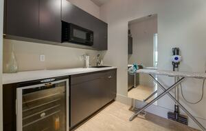 Artistic and Spacious Estate Home on River Park in Calgary Center - Calgary, Canada