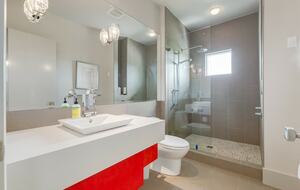 Artistic and Spacious Estate Home on River Park in Calgary Center - Calgary, Canada