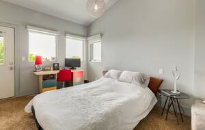 Artistic and Spacious Estate Home on River Park in Calgary Center - Calgary, Canada