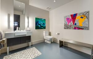 Artistic and Spacious Estate Home on River Park in Calgary Center - Calgary, Canada