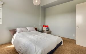 Artistic and Spacious Estate Home on River Park in Calgary Center - Calgary, Canada