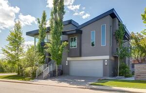 Artistic and Spacious Estate Home on River Park in Calgary Center - Calgary, Canada