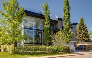 Artistic and Spacious Estate Home on River Park in Calgary Center - Calgary, Canada