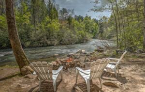 Falcon’s Nest Riverfront Mountain Retreat - Mccaysville, Georgia