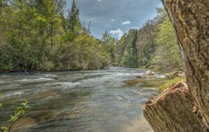 Falcon’s Nest Riverfront Mountain Retreat - Mccaysville, Georgia