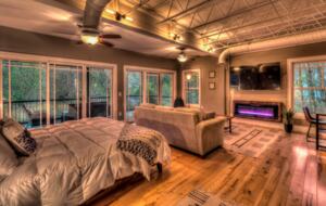 Falcon’s Nest Riverfront Mountain Retreat - Mccaysville, Georgia