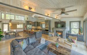 Falcon’s Nest Riverfront Mountain Retreat - Mccaysville, Georgia