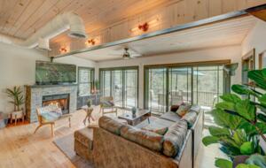 Falcon’s Nest Riverfront Mountain Retreat - Mccaysville, Georgia