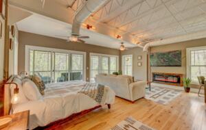 Falcon’s Nest Riverfront Mountain Retreat - Mccaysville, Georgia