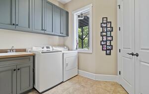 Gorgeous Lakefront Lodge with a Pool and Dock - Fort Mill, South Carolina