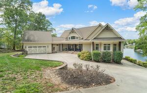 Gorgeous Lakefront Lodge with a Pool and Dock - Fort Mill, South Carolina