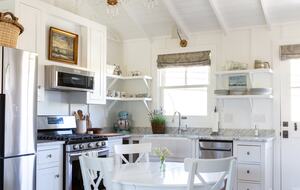 Guest House at the Stunning Sonoma Farmhouse With Vineyard Views - Petaluma, California