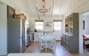 Guest House at the Stunning Sonoma Farmhouse With Vineyard Views - Petaluma, California