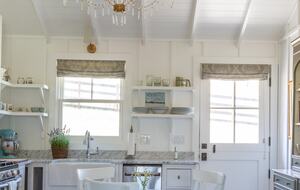 Guest House at the Stunning Sonoma Farmhouse With Vineyard Views - Petaluma, California