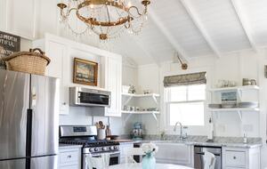 Guest House at the Stunning Sonoma Farmhouse With Vineyard Views - Petaluma, California