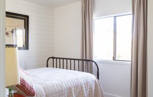 Guest House at the Stunning Sonoma Farmhouse With Vineyard Views - Petaluma, California