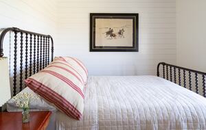 Guest House at the Stunning Sonoma Farmhouse With Vineyard Views - Petaluma, California