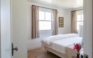 Guest House at the Stunning Sonoma Farmhouse With Vineyard Views - Petaluma, California