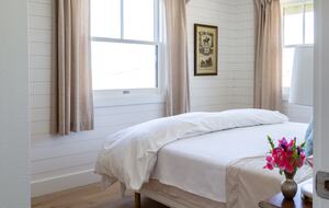 Guest House at the Stunning Sonoma Farmhouse With Vineyard Views - Petaluma, California