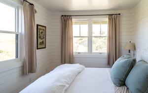 Guest House at the Stunning Sonoma Farmhouse With Vineyard Views - Petaluma, California