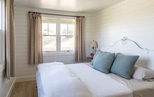 Guest House at the Stunning Sonoma Farmhouse With Vineyard Views - Petaluma, California
