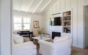 Guest House at the Stunning Sonoma Farmhouse With Vineyard Views - Petaluma, California