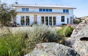 Stunning Sonoma Farmhouse with Pool and Vineyard Views - Petaluma, California