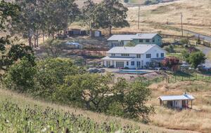 Guest House at the Stunning Sonoma Farmhouse With Vineyard Views - Petaluma, California