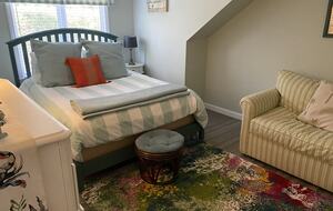 Upstairs Bedroom - Queen