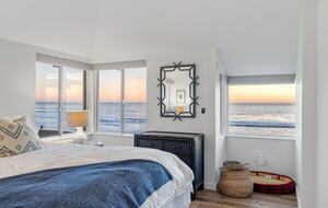 Contemporary Ocean Front Home - Stinson Beach, California