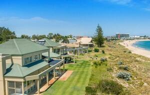 Beach Front House - Mandurah, Australia