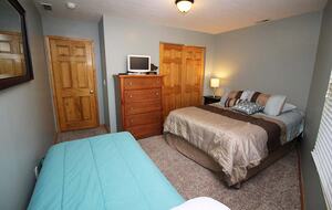 Norris Lake Waterfront Cabin - Sleeps 25 - La Follette, Tennessee