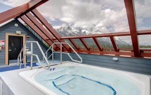 Canmore Mountain Escape with a Rooftop Hot Tub - Canmore, Canada