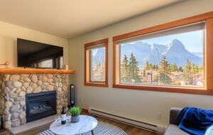 Canmore Mountain Escape with a Rooftop Hot Tub - Canmore, Canada