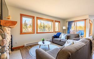 Canmore Mountain Escape with a Rooftop Hot Tub - Canmore, Canada