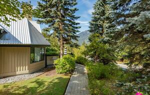 Wintergreen 34 | Short Walk to Blackcomb Gondola, Lake & Golf - Whistler, Canada