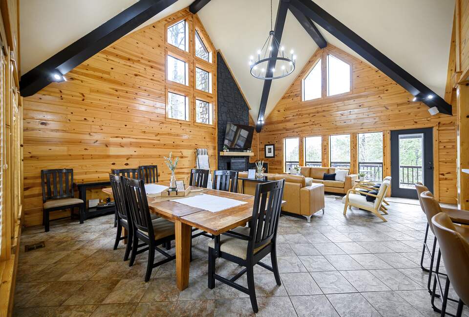 Paradise Ridge Stunning Cabin with Hot Tub - Broken Bow, Oklahoma