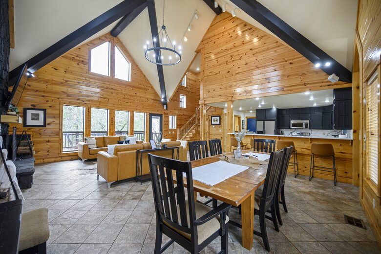 Paradise Ridge Stunning Cabin with Hot Tub - Broken Bow, Oklahoma