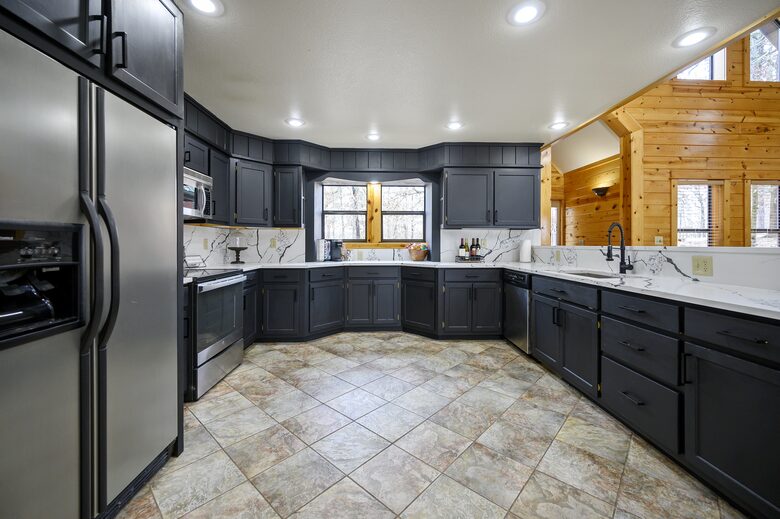 Paradise Ridge Stunning Cabin with Hot Tub - Broken Bow, Oklahoma