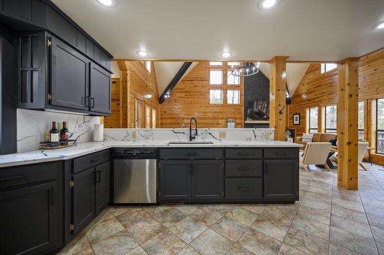 Paradise Ridge Stunning Cabin with Hot Tub - Broken Bow, Oklahoma