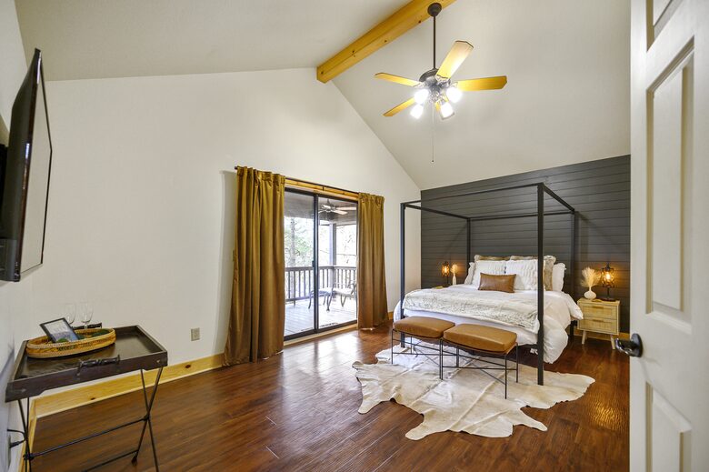 Paradise Ridge Stunning Cabin with Hot Tub - Broken Bow, Oklahoma