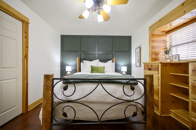 Paradise Ridge Stunning Cabin with Hot Tub - Broken Bow, Oklahoma