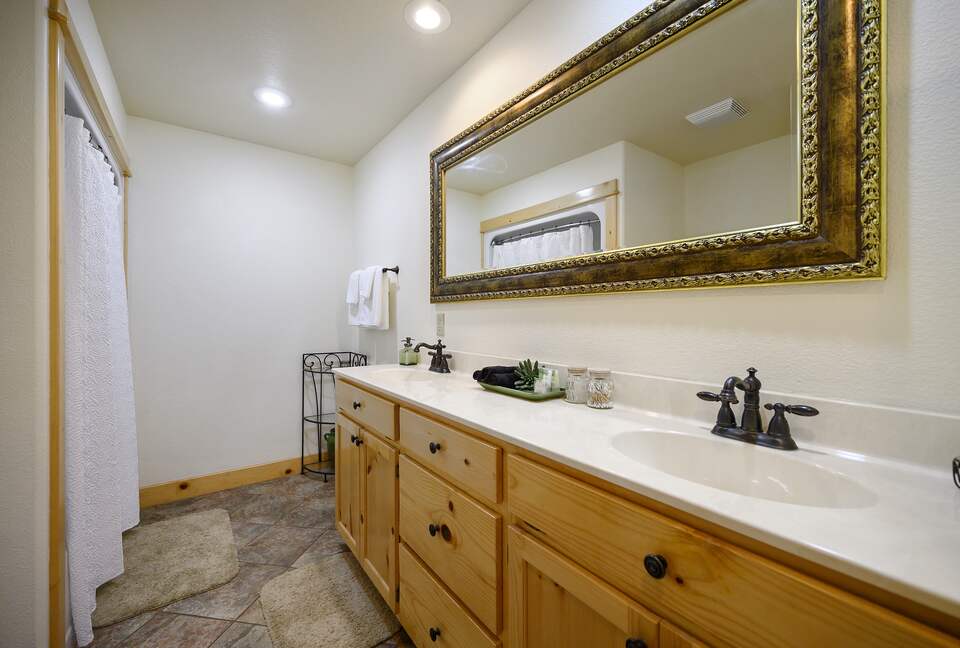 Paradise Ridge Stunning Cabin with Hot Tub - Broken Bow, Oklahoma