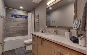 Luxury Modern Home Minutes from the Lake and Ski Slopes - Incline Village, Lake Tahoe. - Incline Village, Nevada